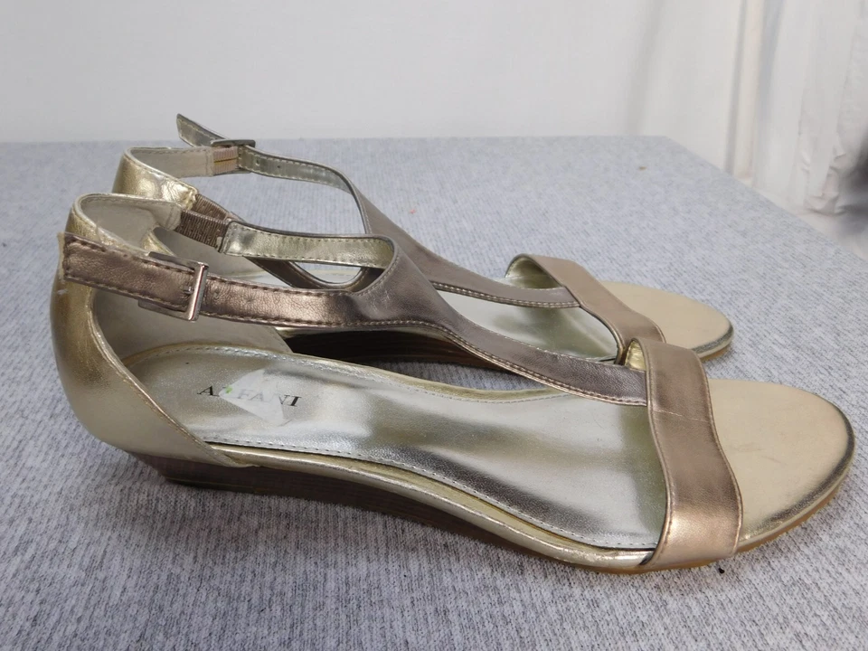 Tacones de cuña Alfani para mujer 8,5 M dorados con tiras Foto 3 de 4