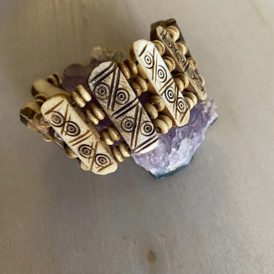 Pulsera étnica boho con panel de hueso tallado a mano 7" tribal marrón tostado broche de botón Foto 4 de 4