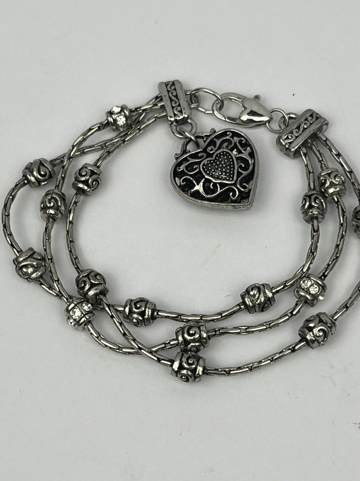 Pulsera estilo vintage con dije de corazón de triple hilo - tono plata, detalles de cristal Foto 2 de 4