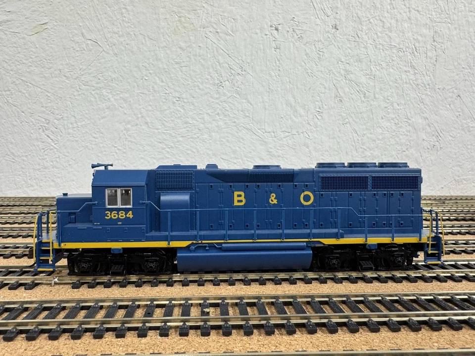 HO Scale Bachmann 66308 EMD GP40 Baltimore & Ohio (B&O) #3684 Sound & DCC - Image 2 of 4