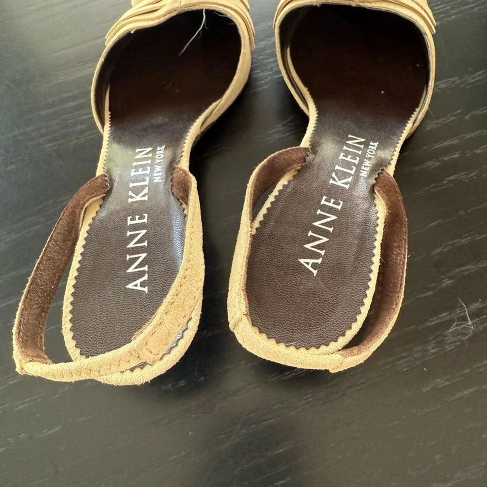 Tacones de gatito de gamuza vintage Anne Klein 7,5 Foto 3 de 4