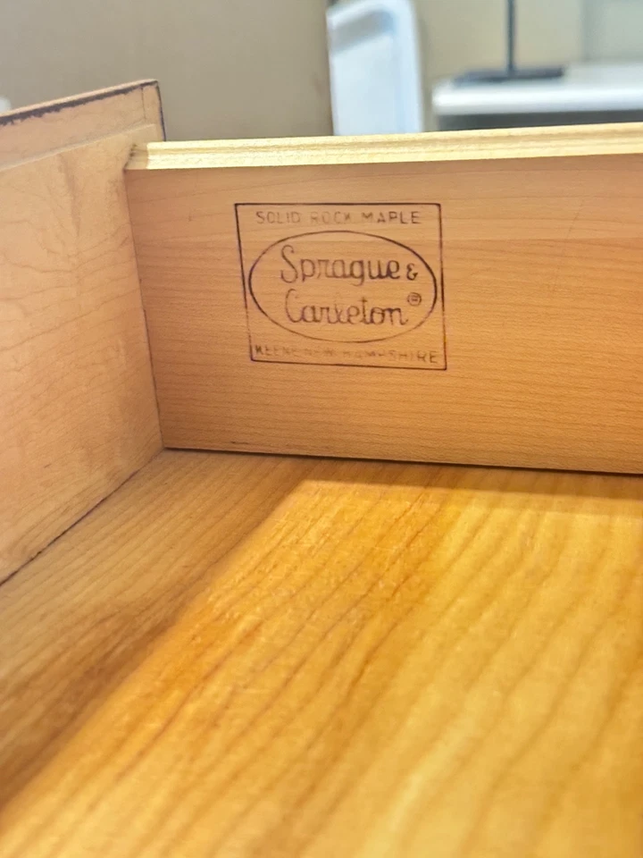 Cómoda Sprague & Carleton vintage de arce roca maciza con espejo Foto 2 de 4