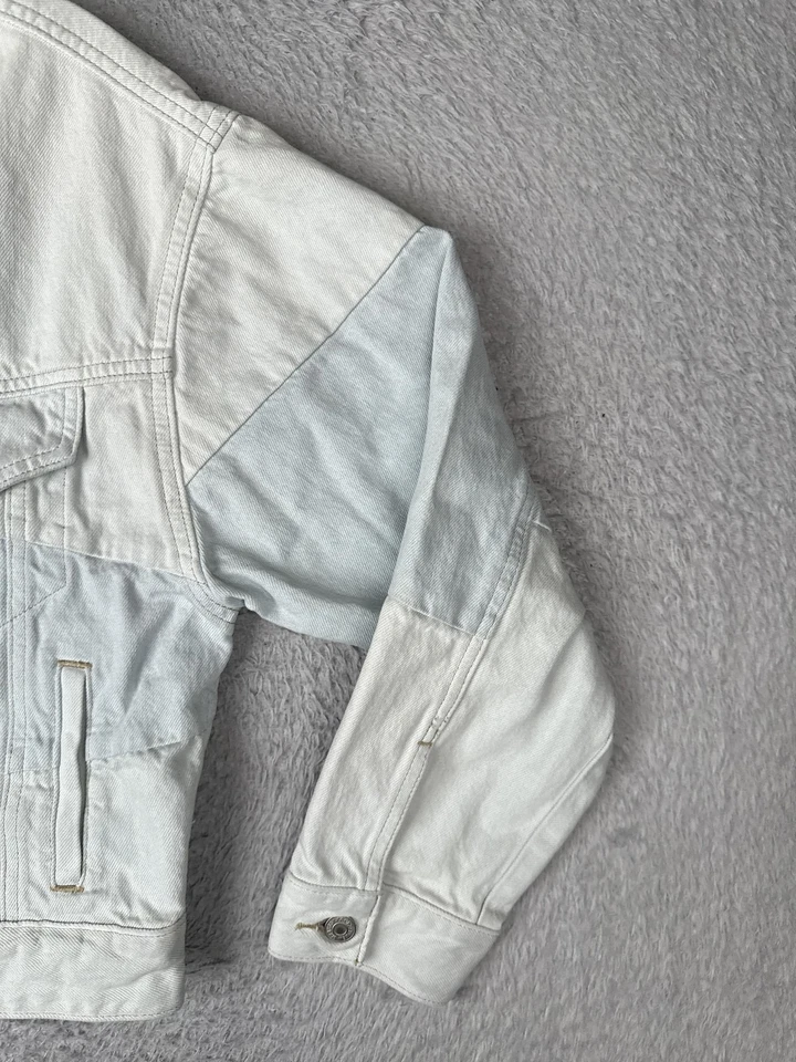 Chaqueta de mezclilla Levis Premium para mujer pequeña blanca azul retazos camionero recortada Foto 2 de 4