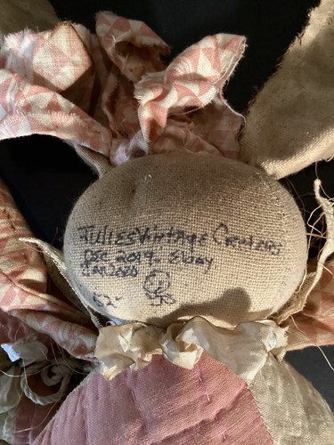 Original ‘Julie’s Vintage Critters’ Signed Primitive Bunny Doll With Heart/Bell - Picture 10 of 11