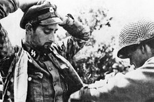 WW2 - Ardennes belges - Fouille d'un SS prisonnier des Américains fin 1944