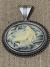 NOW ON SALE * LARGE HAND-CRAFTED SULTRY MERMAID CAMEO PENDANT.BLACK/SILVER-NEW