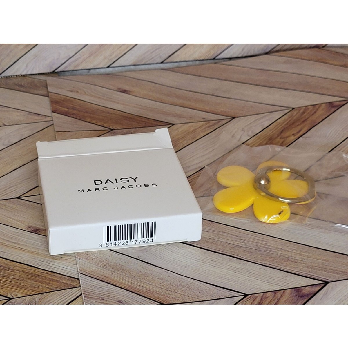 New Daisy Marc Jacobs Smart Phone Ring Grip Yellow Flower New Daisy Marc Jacobs Smart Phone Ring Grip Yellow Flower