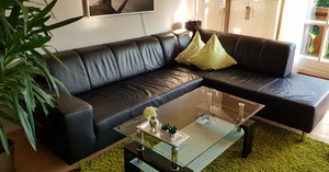Wohnzimmer Couch + Tisch, gebraucht, schwarze Ledercouch ...