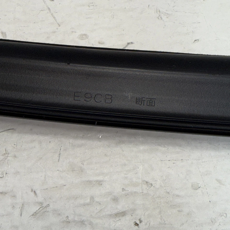 MAZDA 3 HATCHBACK TRASERO IZQUIERDO PUERTA DEL CONDUCTOR VENTANA INTERIOR RESISTENTE SELLO OEM 19-25 Foto 4 de 4