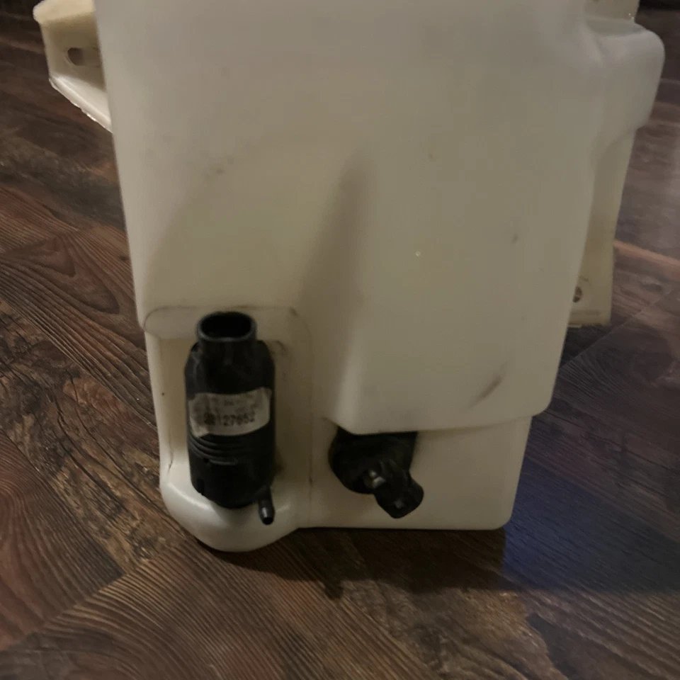 Oldsmobile Aurora, Buick Lesabre 2000-2005 depósito de líquido de lavadora con motor.  Foto 2 de 4