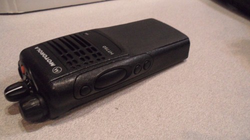 Motorola HT750 136-174 MHz VHF 16Ch 5W Dwukierunkowe radio AAH25KDC9AA3AN - Zdjęcie 4 z 6
