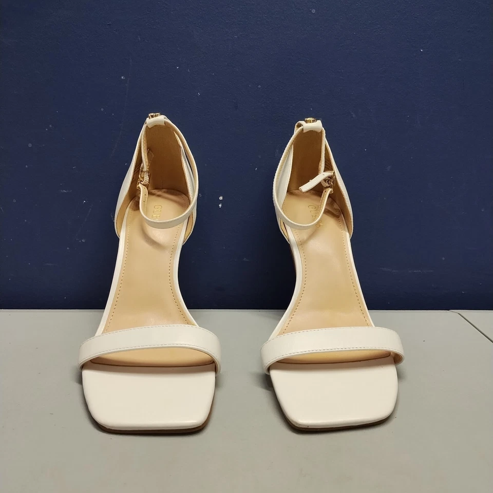 GUESS Gwyael 2 Tacones Gatito Mujer Talla 7.5M Cuero Blanco Correa Tobillo Punta Abierta Foto 2 de 4