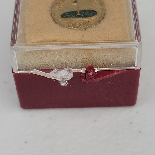 Prendedor de golf Hole In One medalla bandera verde vintage coleccionable tono dorado de colección nuevo nos - Imagen 3 de 8