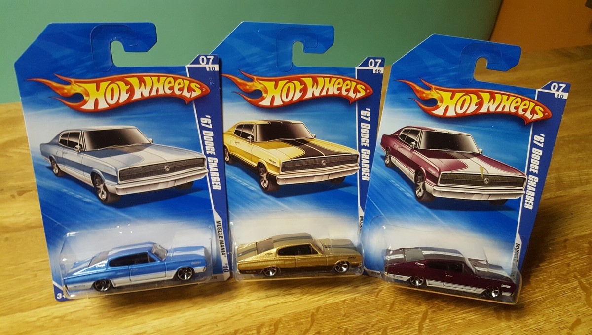 1967 Dodge Charger Xmasカラー ミニカー 1/64