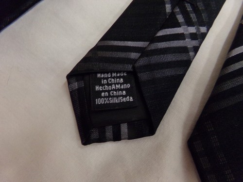 Van Heusen Black With Gray Design Mens 100% Silk Necktie~ NEW Neck Tie - Picture 3 of 4