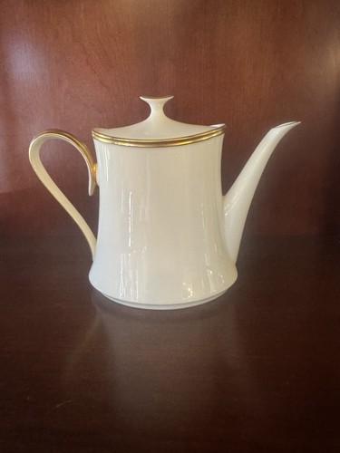 LENOX ETERNAL PORCELAIN IVORY COLOR W/ 24K GOLD TRIM TEA / COFFEE POT 7 ¾” TALL