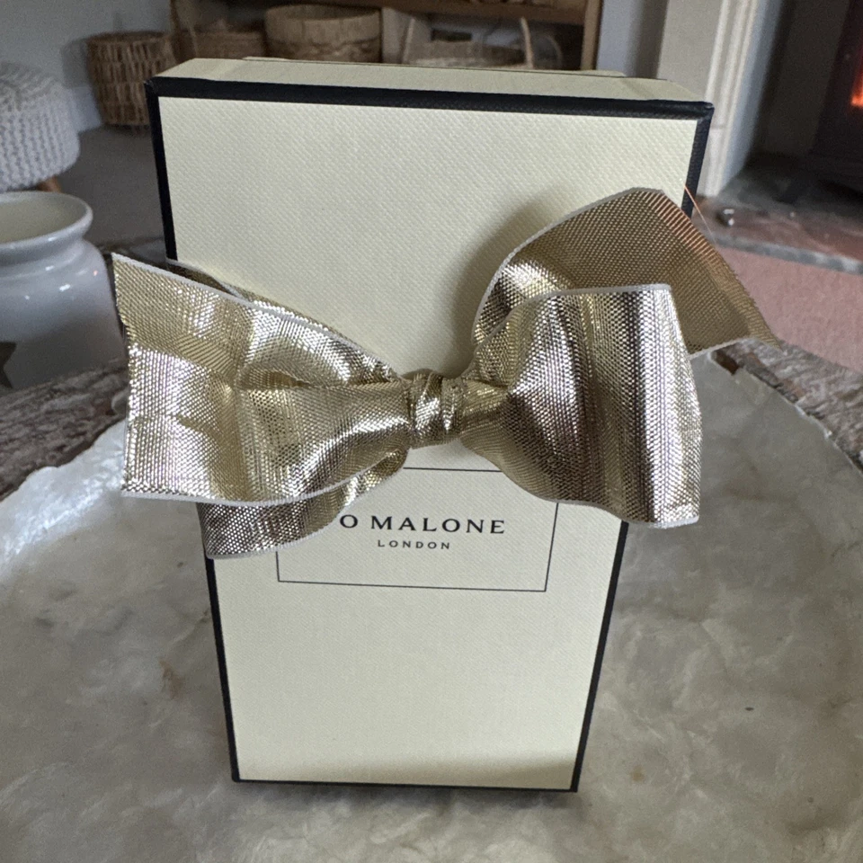 Jo Malone London Velvet Rose & Oud Body & Hand Wash 250ML BOXED WITH GOLD BOW - Image 2 of 4
