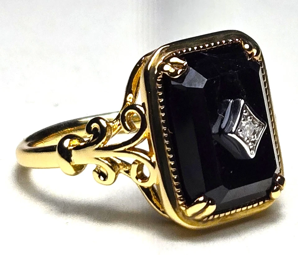 Precioso anillo central estilo vintage filigrana dorada piedra talla esmeralda negra y circonita cúbica Foto 3 de 4