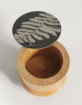 Handgefertigte Spitze Holz Runde Schmuck Topf mit geschnitztem Schiefer Deckel Wales