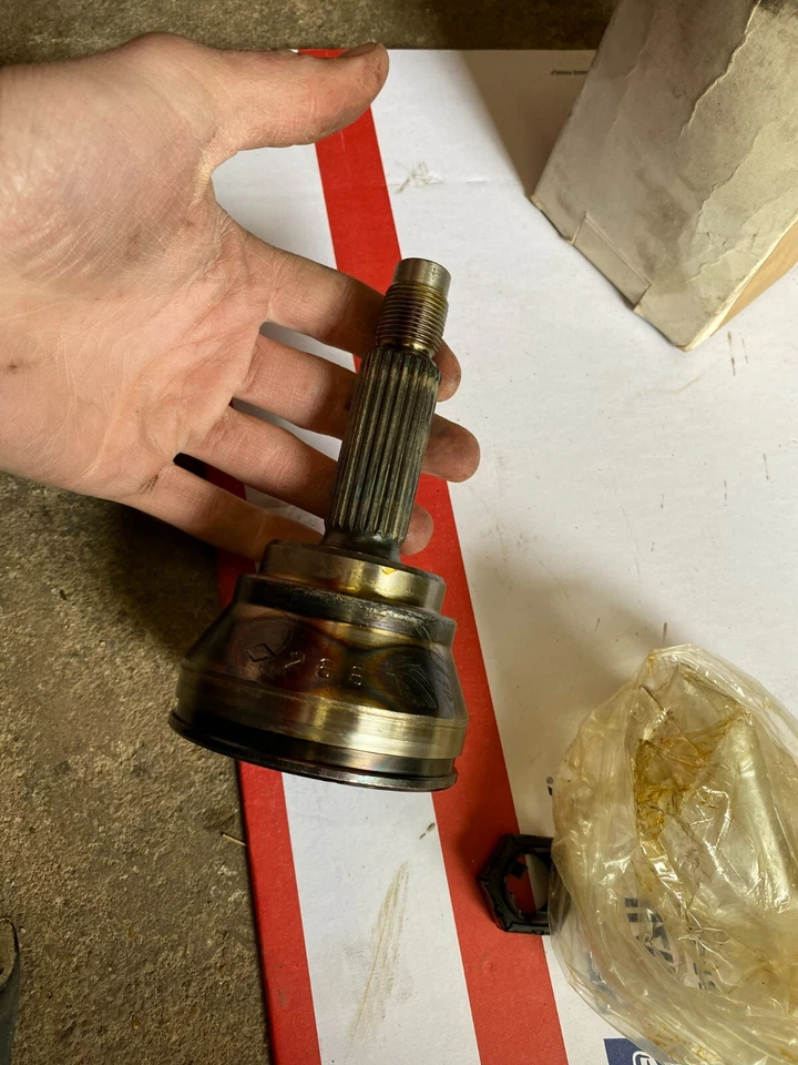 Ford EXP Escort Mercury Lynx Fred Jones 1984 fabricación nuevo de stock conjunto CV exterior 84 Foto 3 de 4