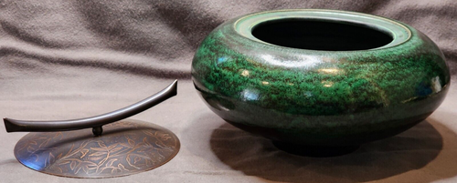 PRE-OWNED CERAMIC LEAF AND VINE VESSEL SIGNED & CREATED BY ARTIST CAROL GREEN - Picture 5 of 14