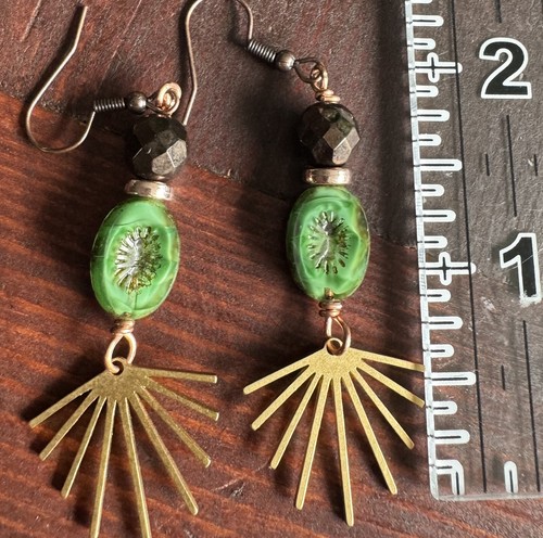 Pendientes colgantes de vidrio checo verde con latón - Imagen 5 de 8