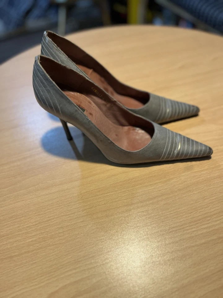 N.Y.L.A. Tacones de aguja de cuero metálico púrpura con punta, talla: 10 Foto 2 de 4