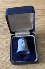 Wedgwood Jasperware blau Porzellan Fingerhut Dancing Hour M&auml;dchen mit Blumen