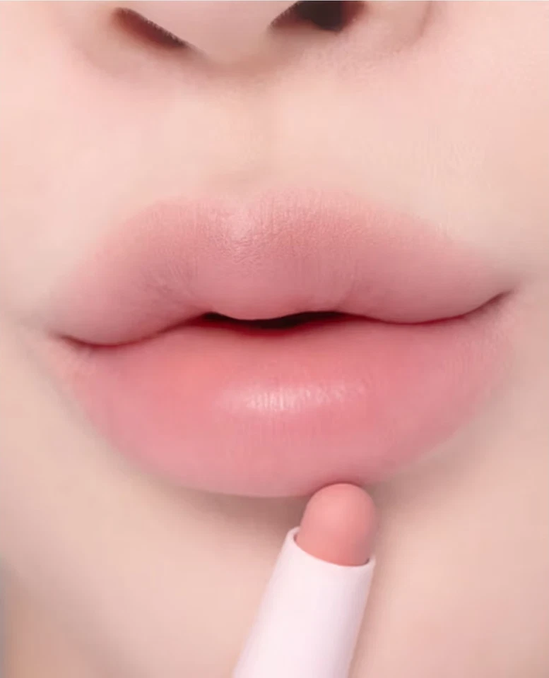 ETUDE Play 101 丰盈唇膏 01 粉色米色 1 克 | 模糊 + 握把 + 柔软丰盈 — 第 2/4 张图片