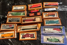 Tyco  AHM Ho Scale Lot of 17 Model Train Cars , 1 Engine  Truck
