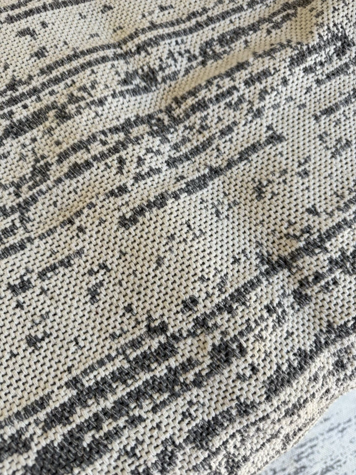 ✿ Tapete de algodão tecido 64” x 45” cinza e creme minimalista moderno - Imagem 3 de 4