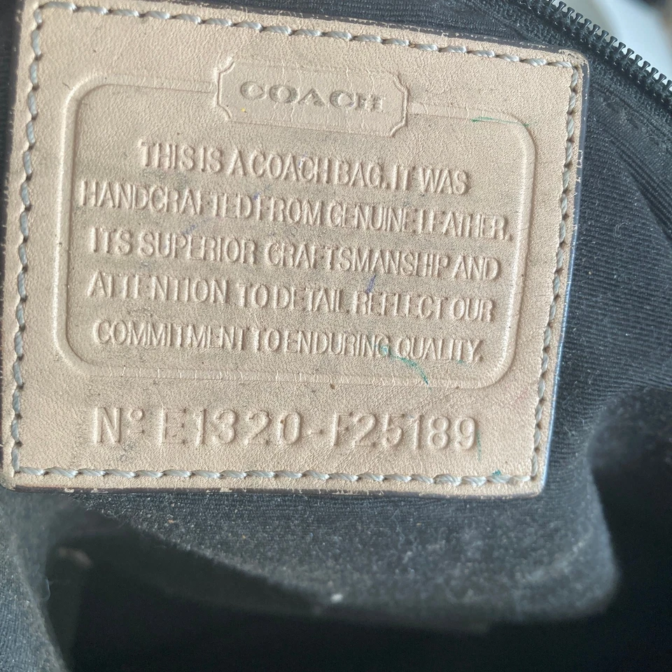 Bolso Cartera Coach 1941 F25189 Firma Rayas Repujado Peyton Charol Foto 4 de 4