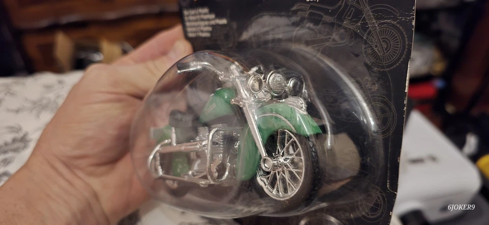 Maisto Indian Chief Motorcycle 1:18 Scale Die Cast Green  - Image 3 of 4