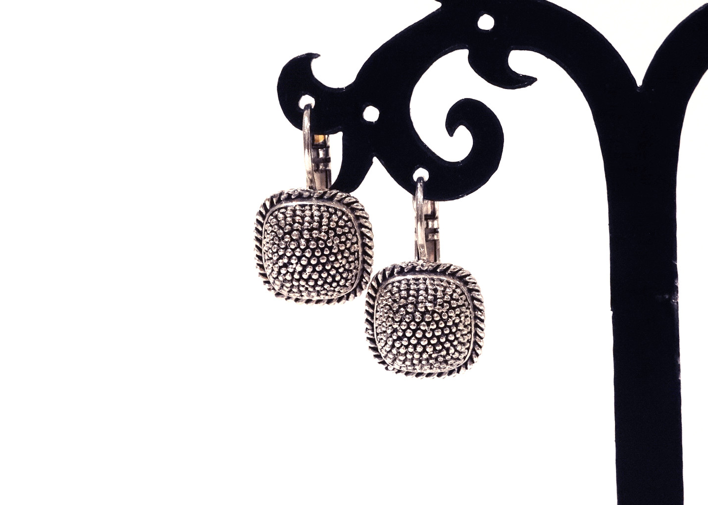 Boucles d'oreilles dormeuses Une Ligne légères en argenté confort