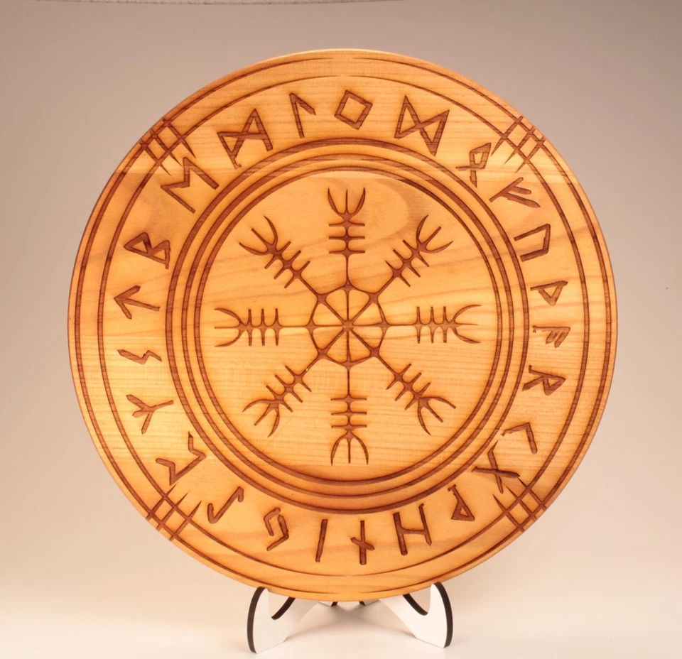 Altarscheibe Runenkompass Wanddeko mit Kerzenhaltern und Gläsern aus Kirschholz - Bild 3 von 4