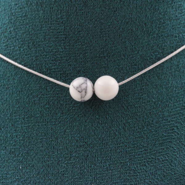 Steine Und Mineralien. Halskette Mit 2 Howliten Perlen 8 Mm. Kette Aus Edelstahl-image