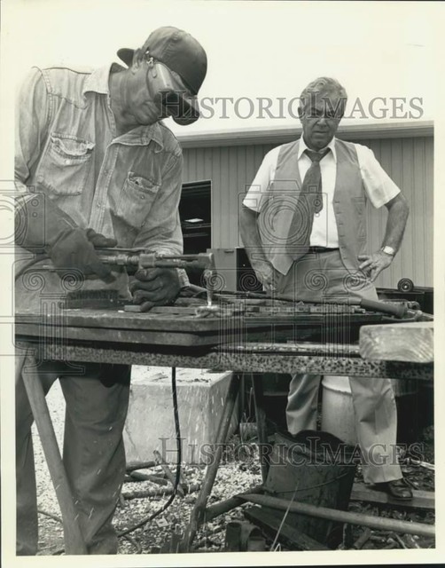 1980 Press Photo Joseph S. Yenni watches a welder - noc50273 1980 Press Photo Joseph S. Yenni watches a welder - noc50273