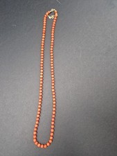 Collana Di Corallo A Un Filo. Chiusura In Oro 18 Carati.