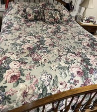 KING SIZE REVERSIBLE QUILT, 2 PILLOWS, 2 SHAMS, 1 BEDSKIRT, 3 VALANCES FLORAL
