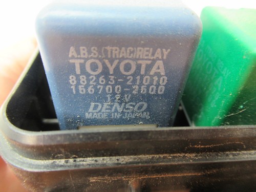 FUSE BOX BLOCK POWER RELAY 88263-21010 88263-32070 01 02 03 04 05 TOYOTA RAV4 - Picture 10 of 11