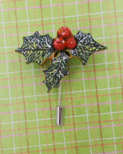 HOLLY & RED BERRIES PIN Festive Christmas Brooch Winter Wedding Pin HAND PAINTED - Picture 4 of 8