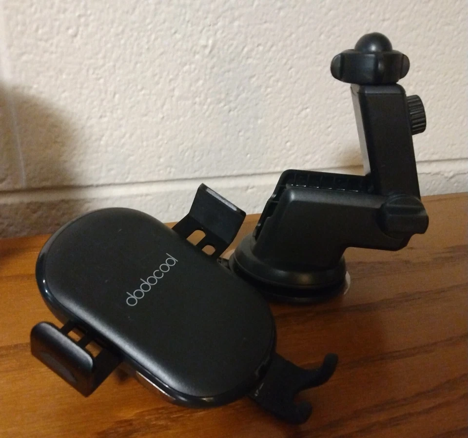 dodocool: 10W Wireless Auto-Clamping Car Charger - Image 3 of 4