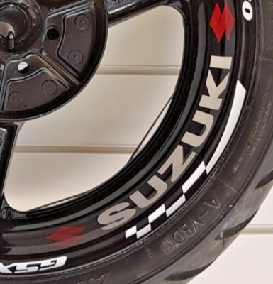 28 x Suzuki Felgenaufkleber 9 Jahre Qualitätsvinyl, ALLE FARBEN passend geformt.
