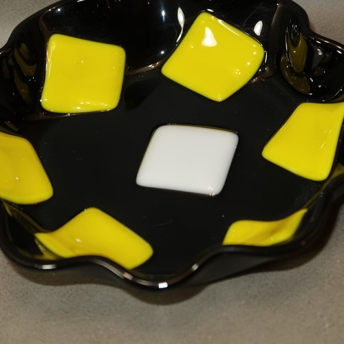 Lot of 4 Fused Art Glass Ruffled Edge Handmade Bowls - Black Yellow Red Green - Picture 13 of 16