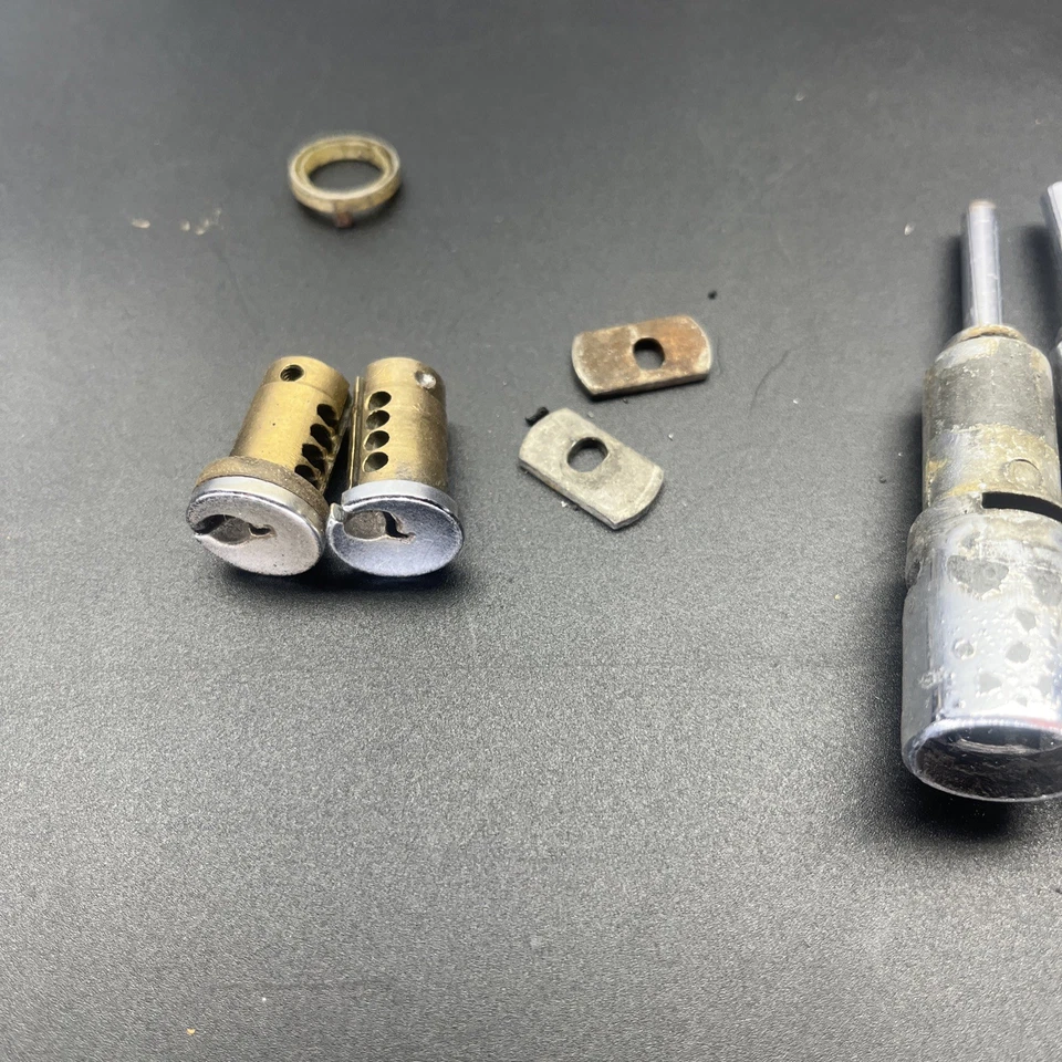 Juego de cilindros de cerradura de puerta Porsche con llaves - 356AT2/356B/356C PCG-531-650-00 PC Foto 3 de 4