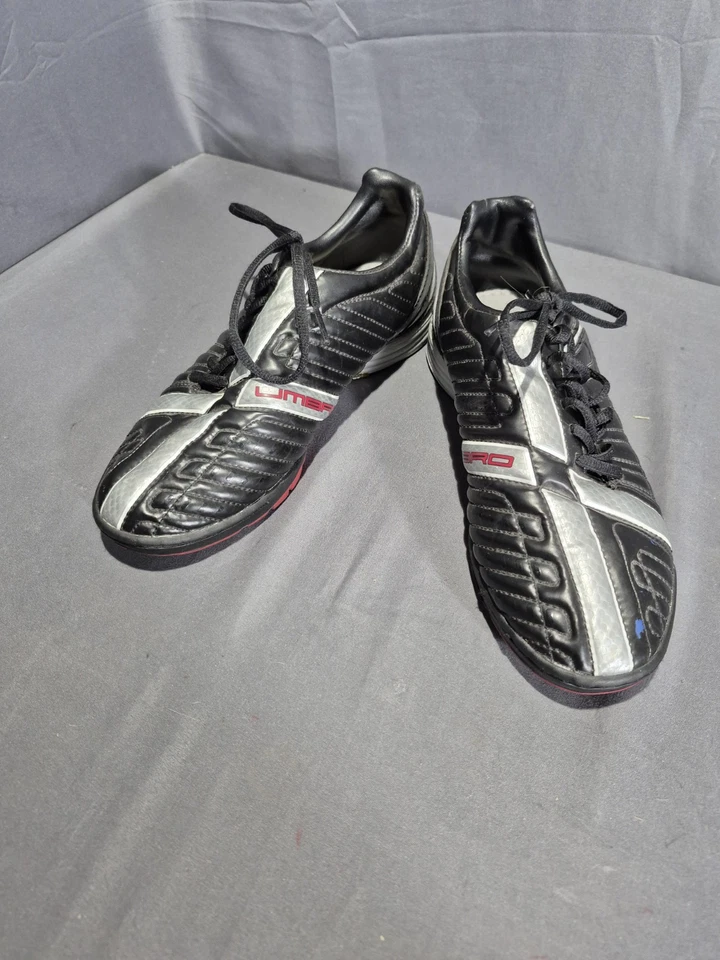 Umbro X-500-A SG Fútbol Sin Botín Negro Rojo Plata Buen Estado Talla 6.5 Mujer Foto 2 de 4