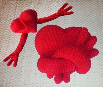 Crochet Pattern HEART WITH ARMS Amigurumi, PDF 3D Heart Valentinstag, Pocket Hug