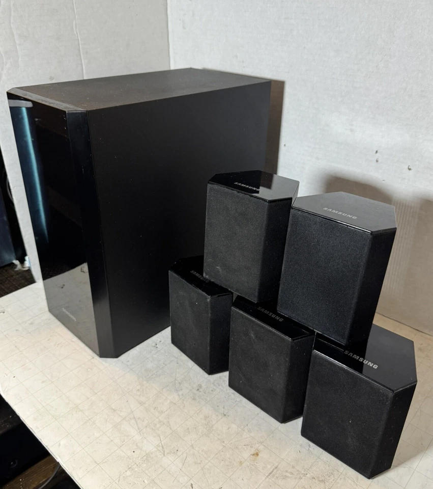 Samsung - Sistema de cine en casa Dolby 5.1 altavoces envolventes y subwoofer sin cables Foto 3 de 4