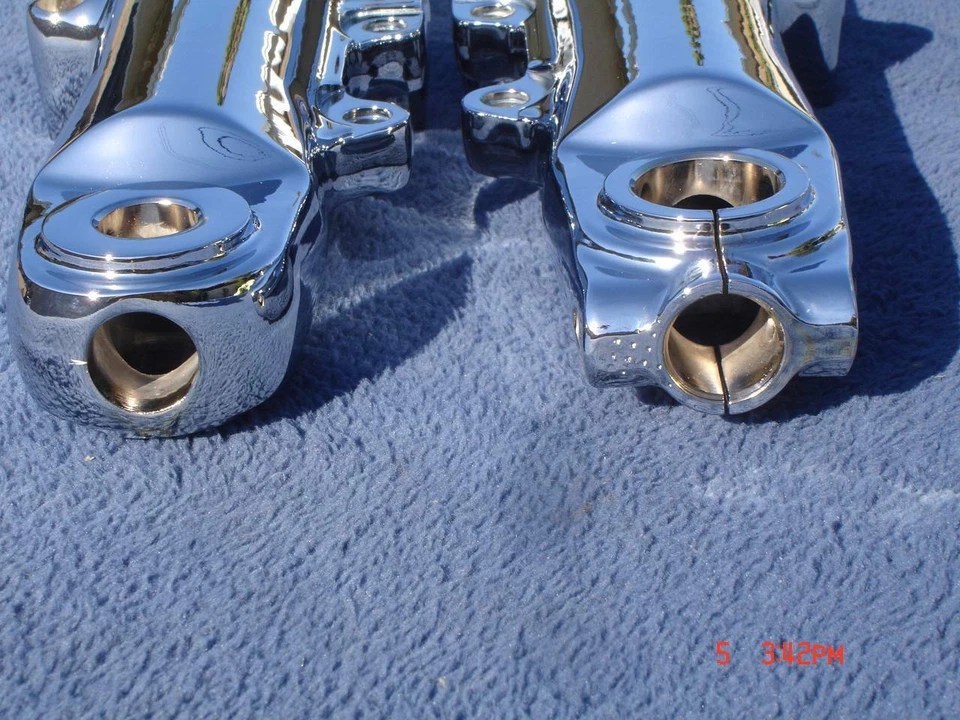 Pernas de garfo inferiores cromadas 14-up HARLEY 4 TriGlide Trike PN 45500200 Exchange Progra - Imagem 4 de 4