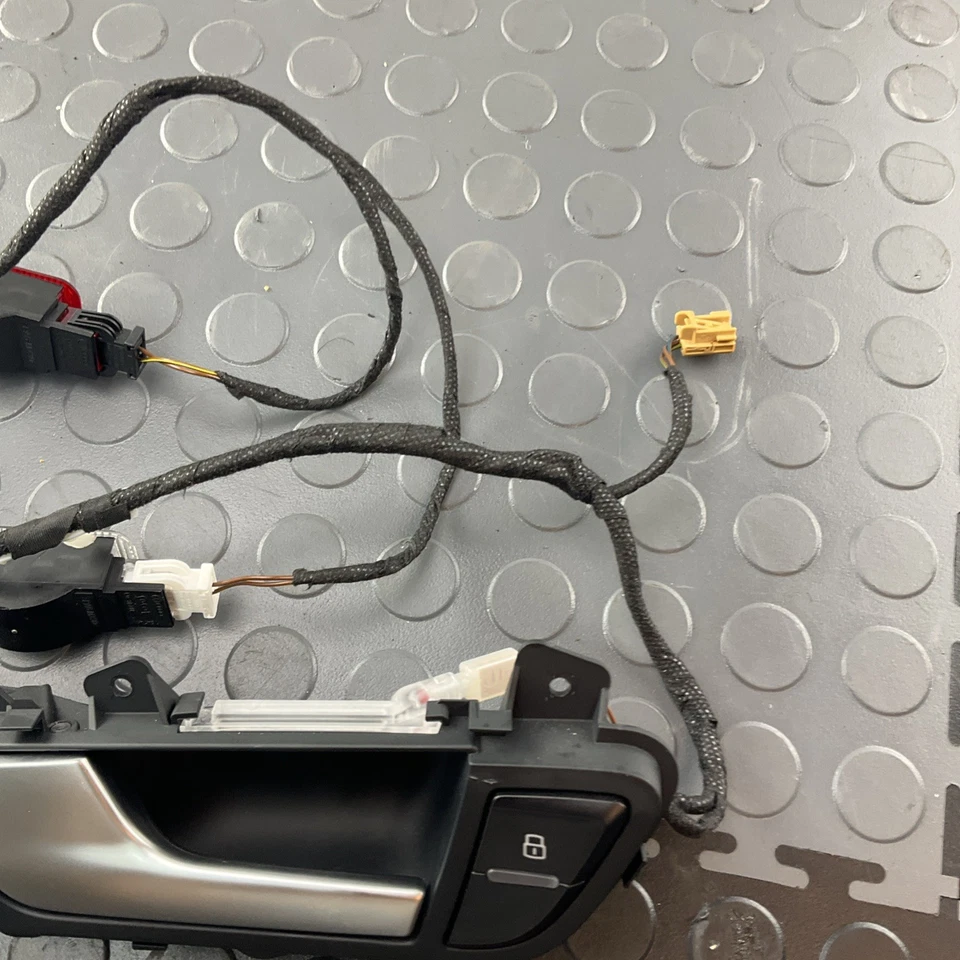 Manija de puerta interior trasera izquierda Audi A4 Quattro 2009-2016 con interruptor de bloqueo OEM Foto 4 de 4